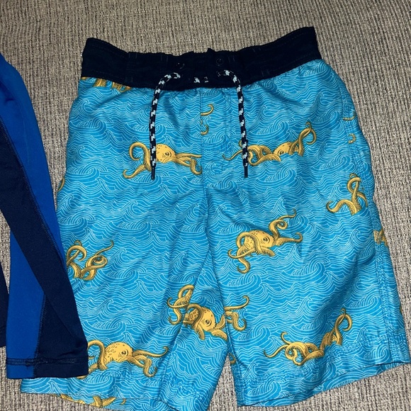 Boys size 5T swim trunks and rash guard top - Picture 2 of 5